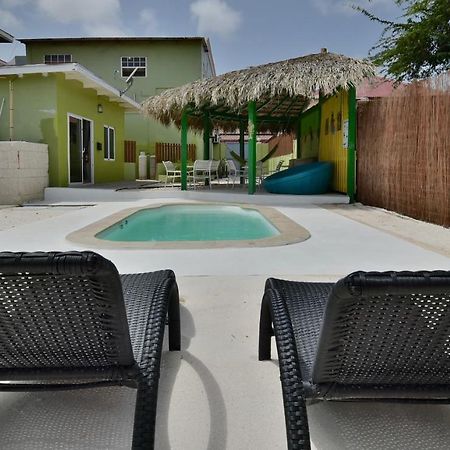 Pista Q Hostel And Apartments Oranjestad Luaran gambar
