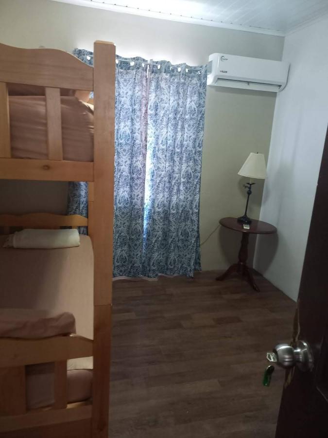 Pista Q Hostel And Apartments Oranjestad Luaran gambar