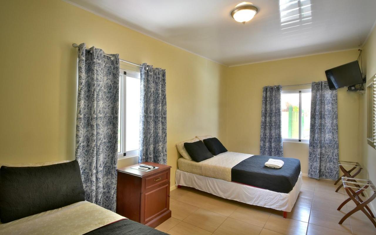 Pista Q Hostel And Apartments Oranjestad Luaran gambar
