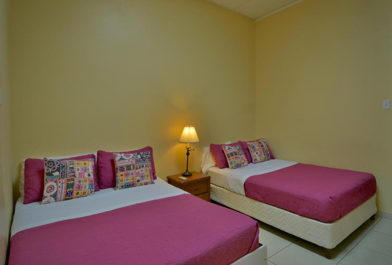 Pista Q Hostel And Apartments Oranjestad Luaran gambar