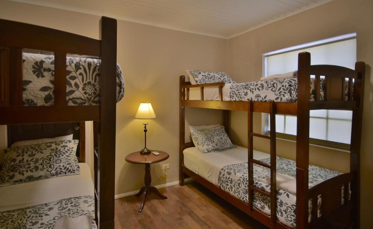 Pista Q Hostel And Apartments Oranjestad Luaran gambar
