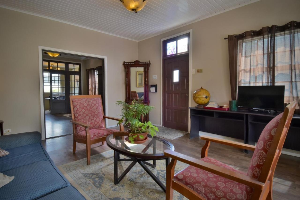 Pista Q Hostel And Apartments Oranjestad Luaran gambar