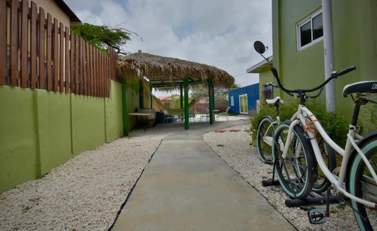 Pista Q Hostel And Apartments Oranjestad Luaran gambar