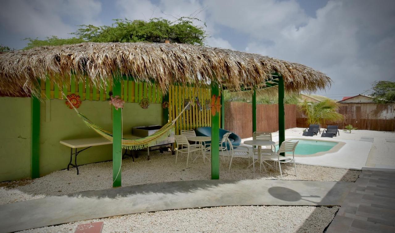 Pista Q Hostel And Apartments Oranjestad Luaran gambar