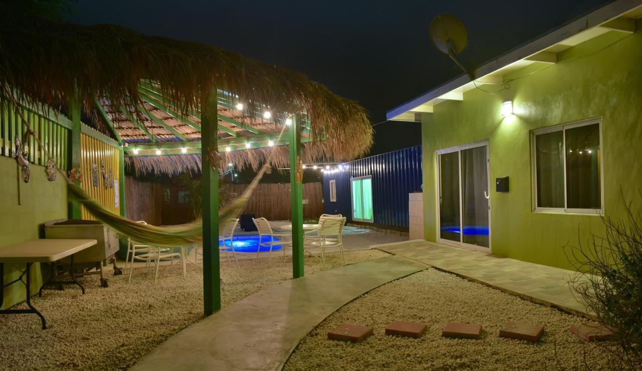 Pista Q Hostel And Apartments Oranjestad Luaran gambar