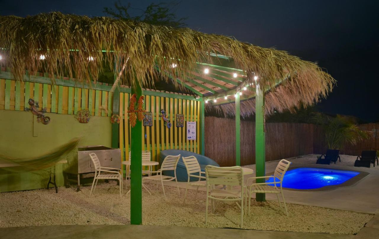 Pista Q Hostel And Apartments Oranjestad Luaran gambar