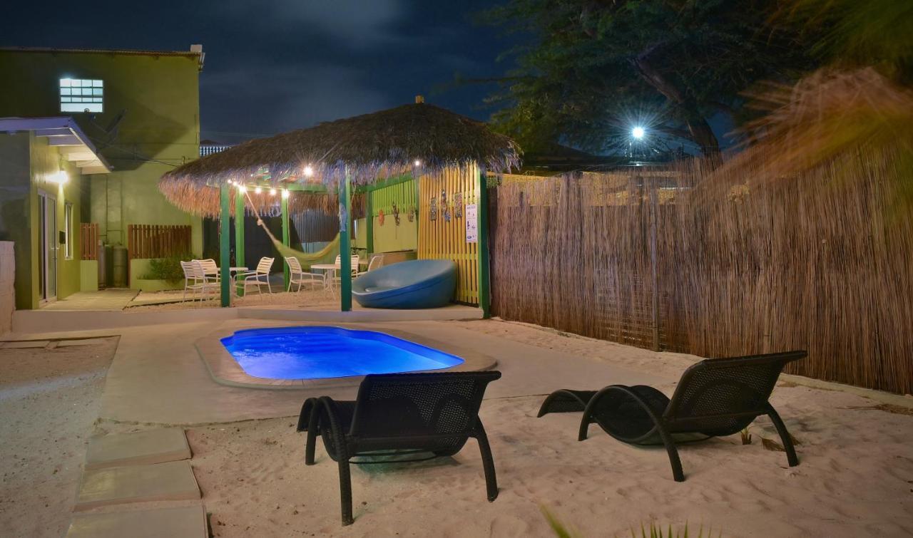 Pista Q Hostel And Apartments Oranjestad Luaran gambar
