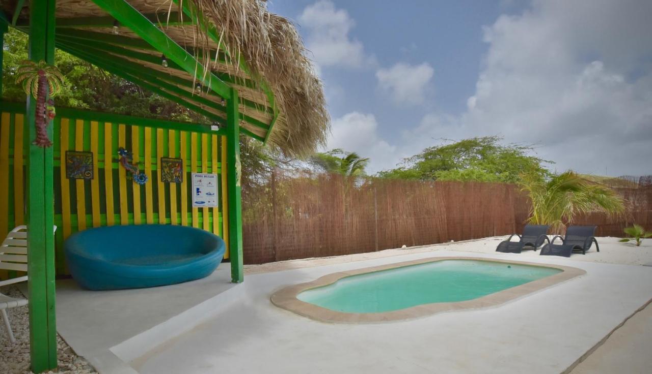 Pista Q Hostel And Apartments Oranjestad Luaran gambar