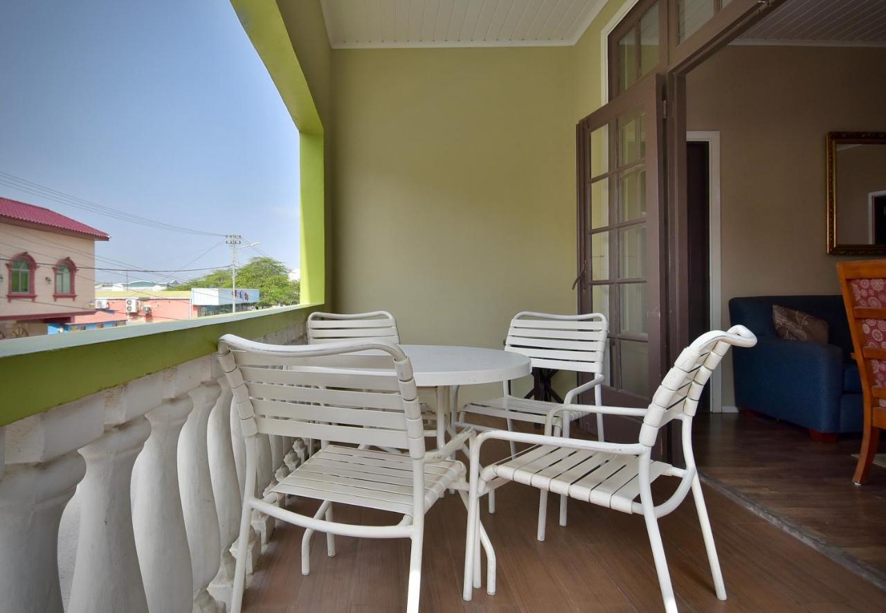Pista Q Hostel And Apartments Oranjestad Luaran gambar